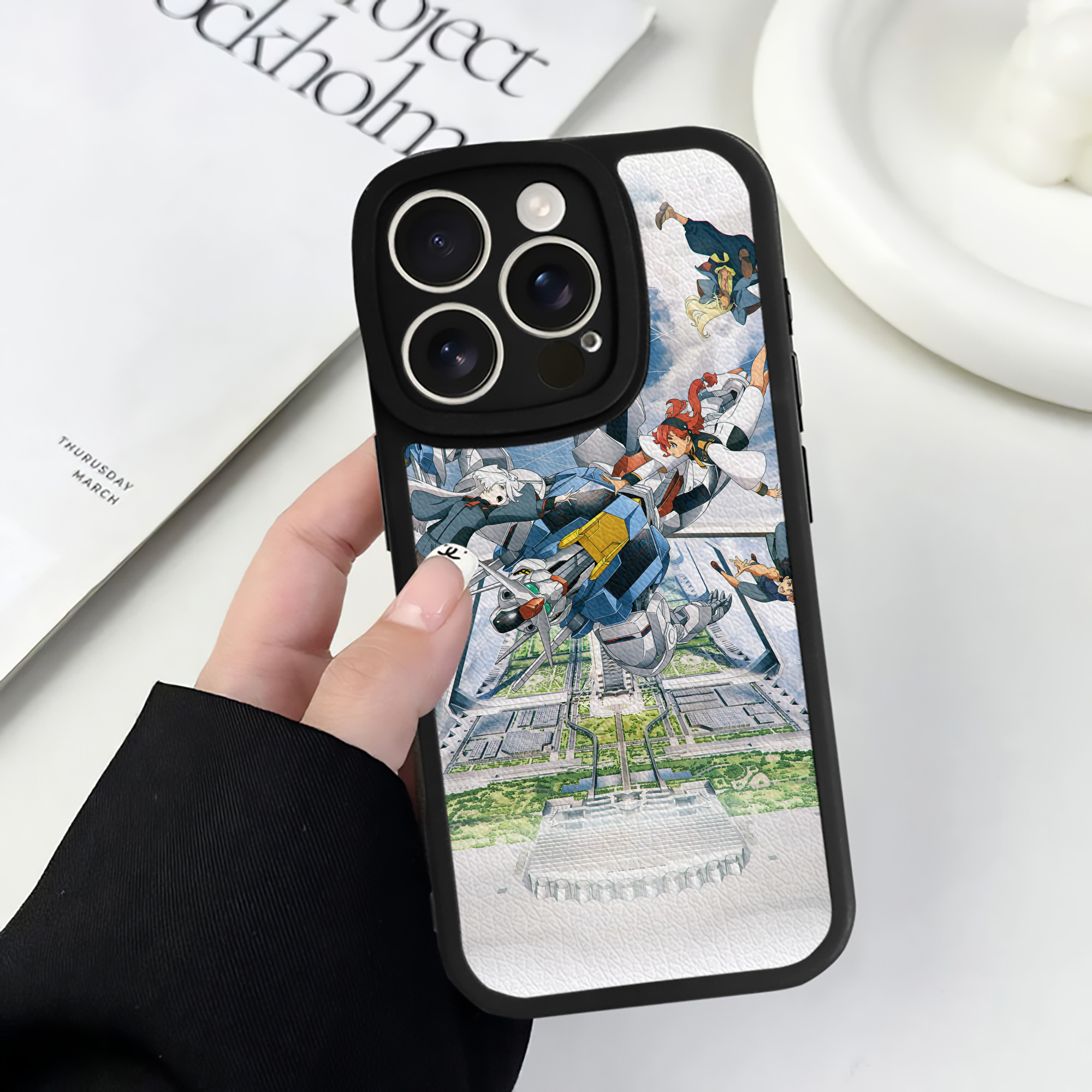 （画像用） 機動戦士ガンダム Mobile Suit Gundam 【iPhone 16シリーズ対応】シリコンスマホケース（レザー調） 材質：シリコン